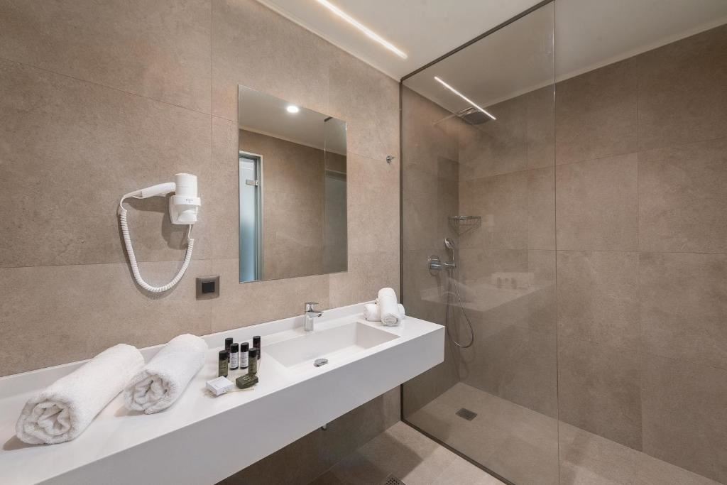 rooms-room-singleuse-poolsea-view-balcony