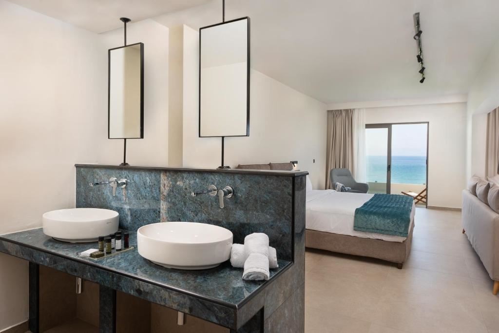 rooms-suite-junior-sea-front--balcony