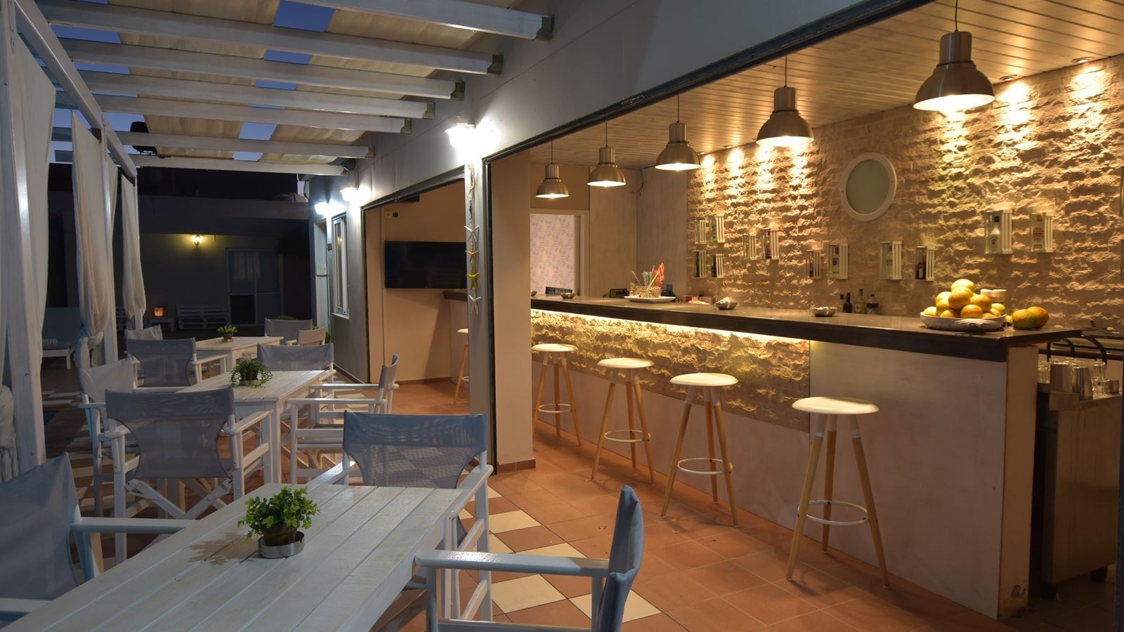 restaurants-pool-bar