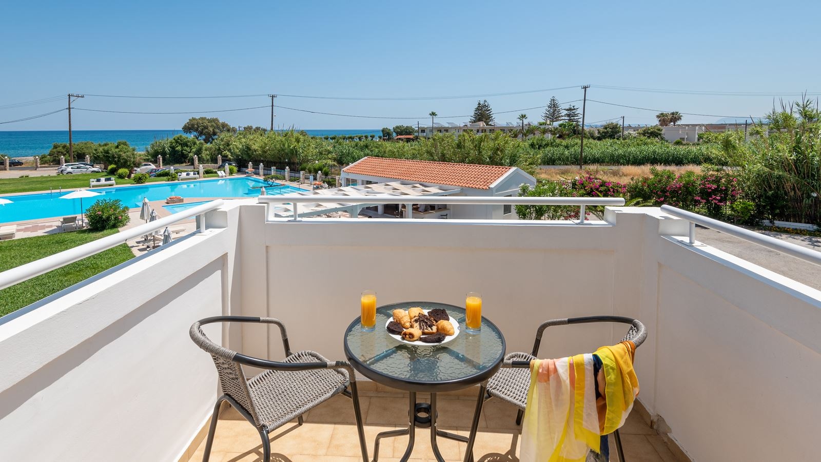 rooms-friend-and-family-room-sea-view