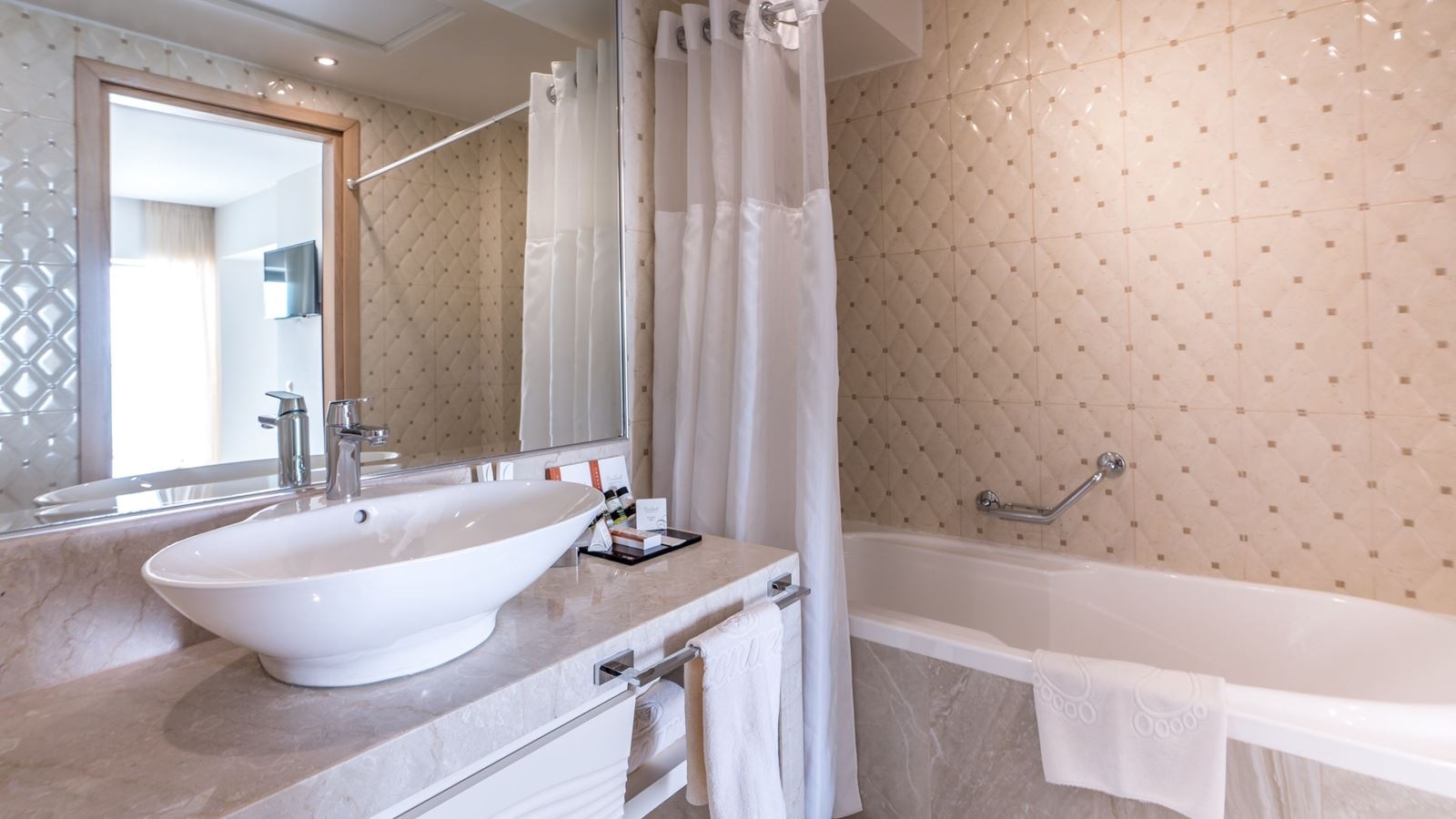 rooms-family-room-one-bedroom