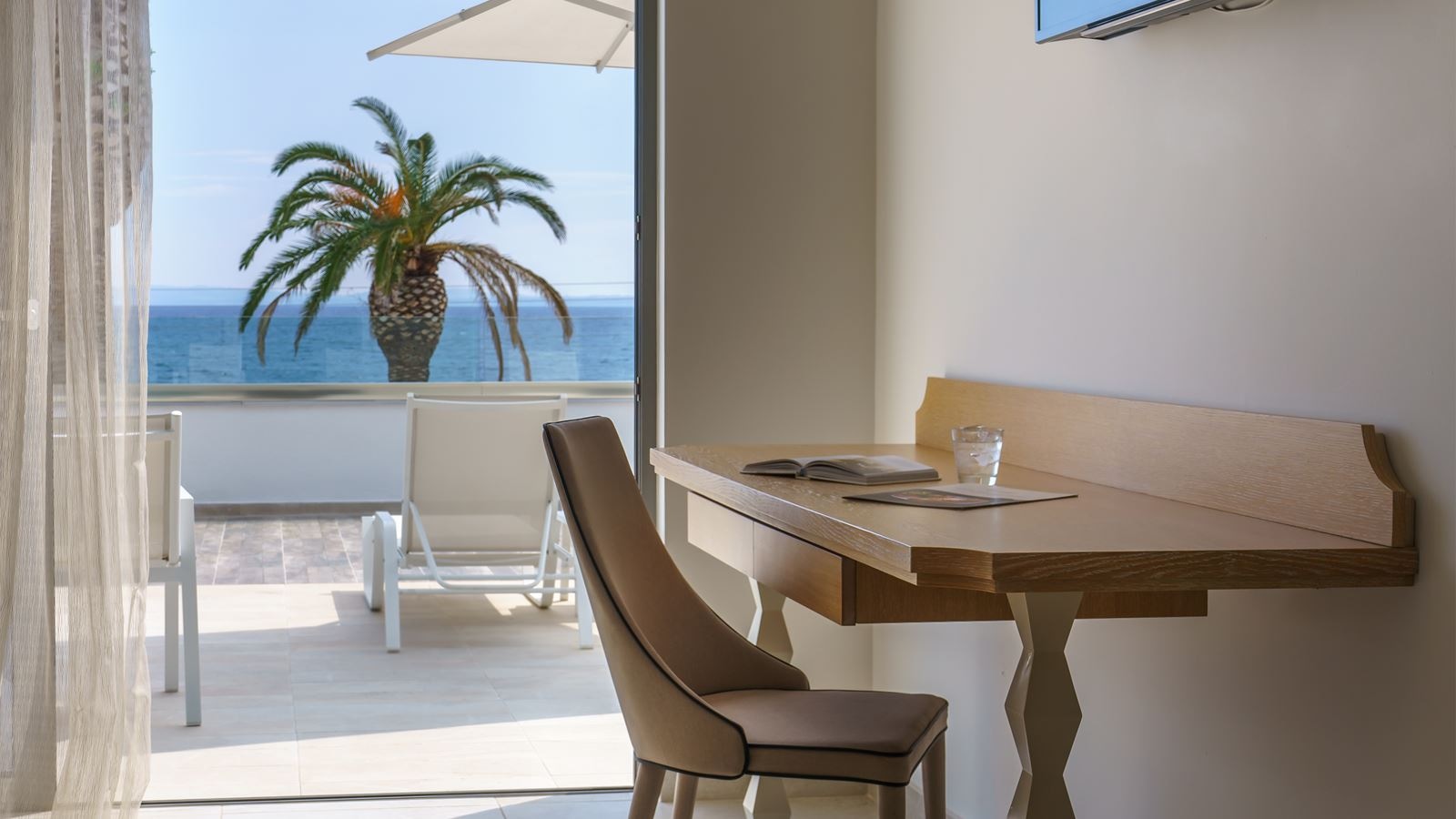 rooms-family-suite-one-bedroom-sea-view