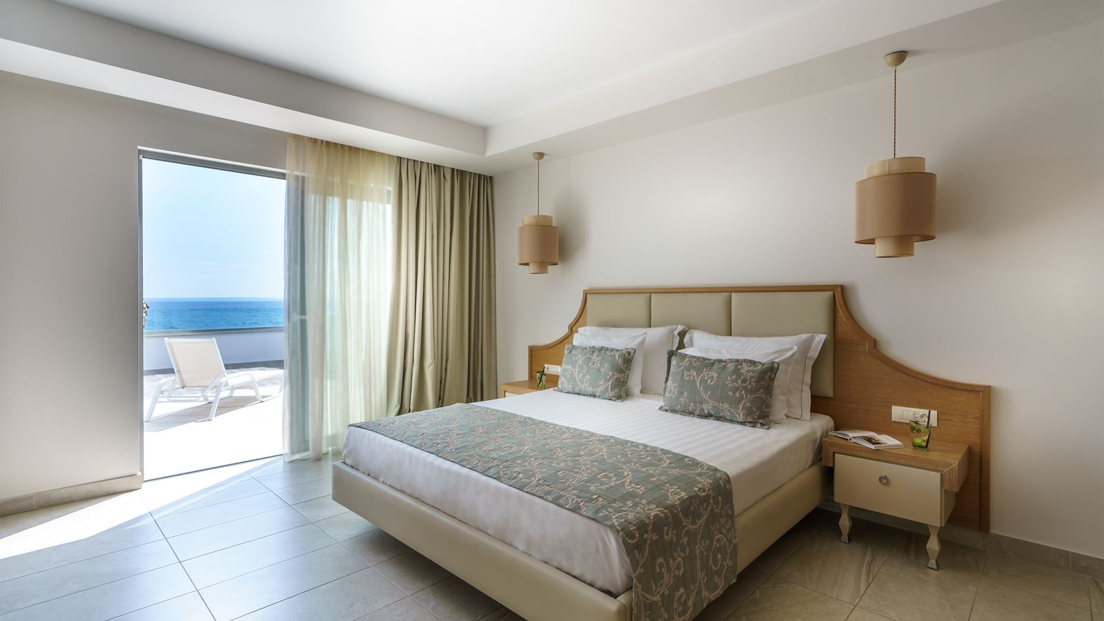 rooms-family-suite-one-bedroom-sea-view