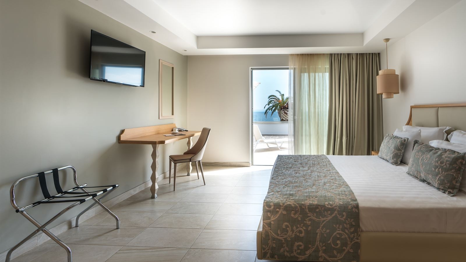 rooms-family-suite-one-bedroom-sea-view