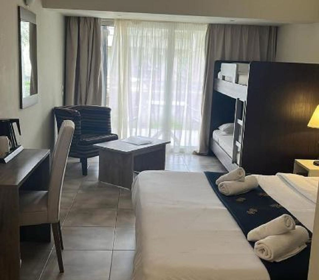 rooms-superior-family-room