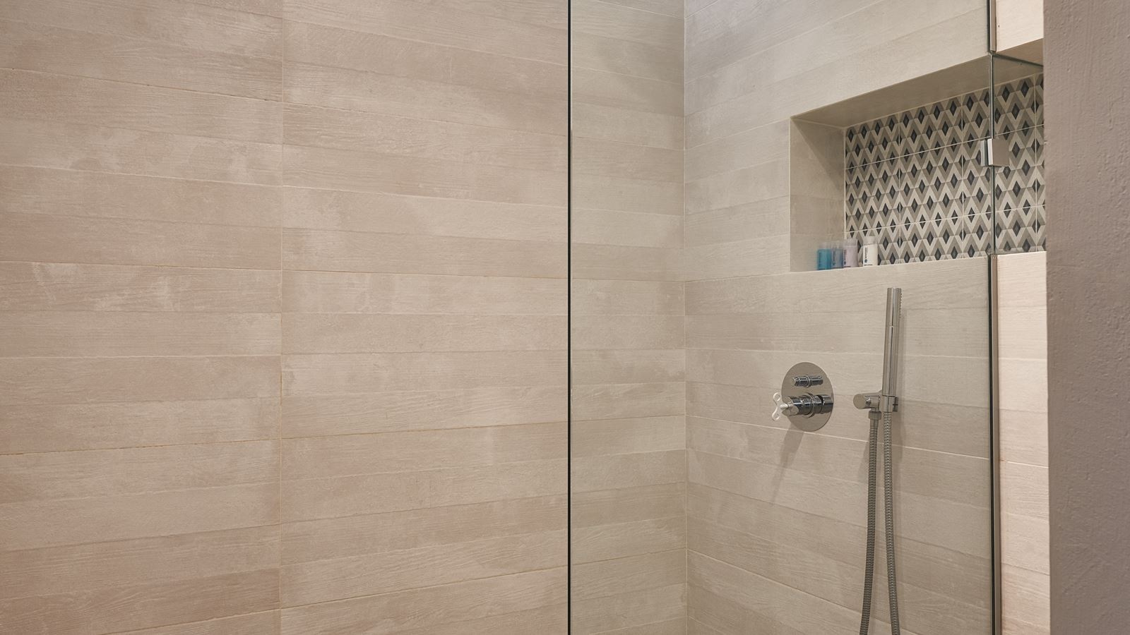 rooms-sapphire-zen-suite-with-outdoor-jacuzzi