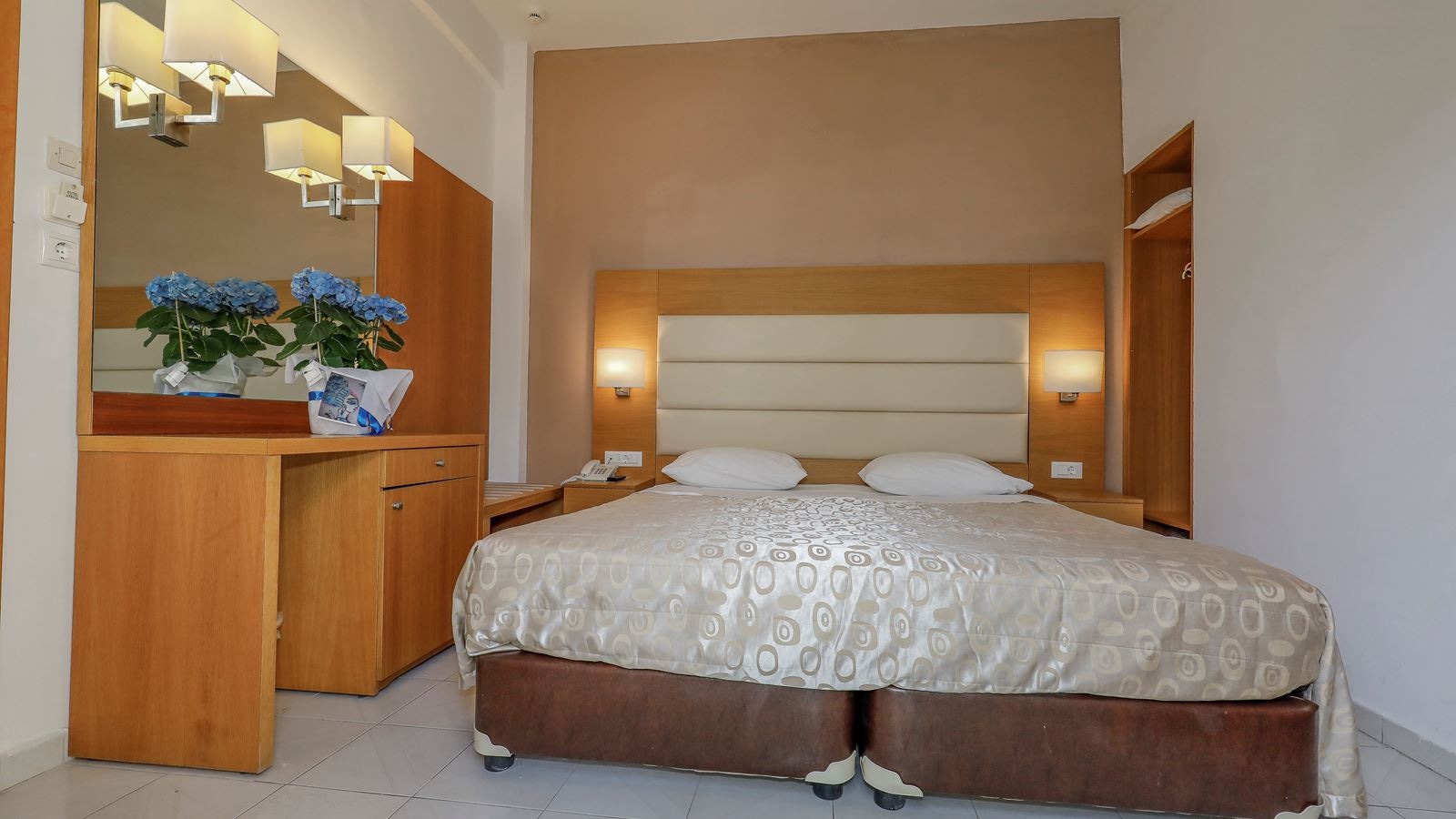 rooms-double-room-land-view