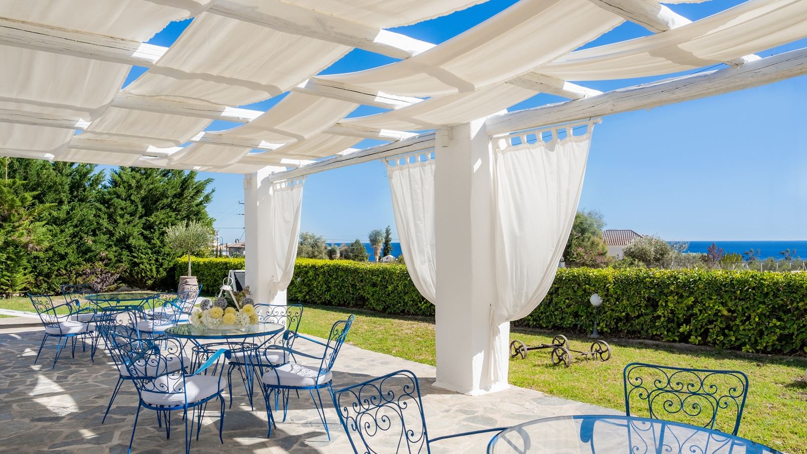 restaurants-elia-poolside-restaurant