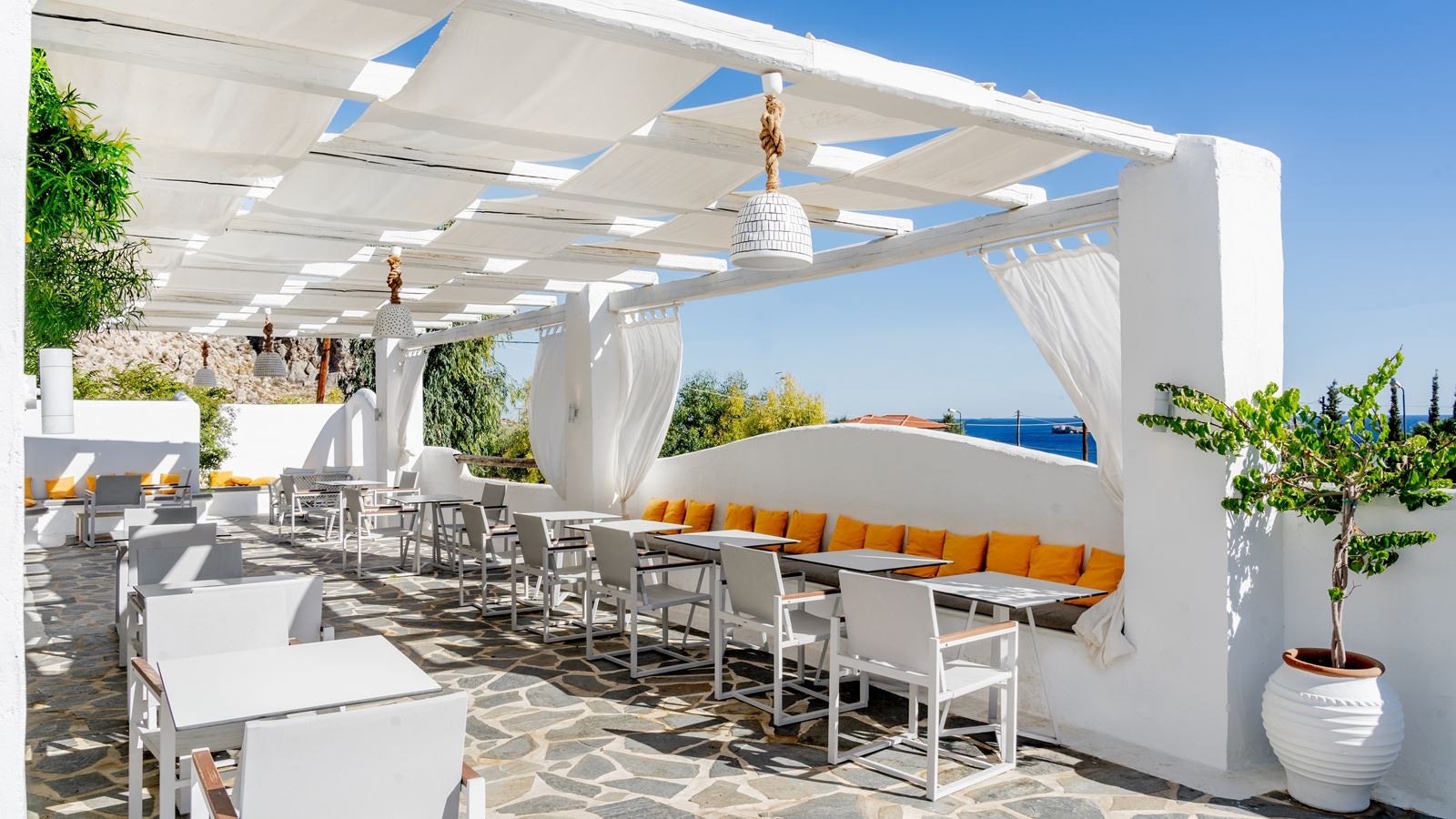 restaurants-elia-poolside-restaurant