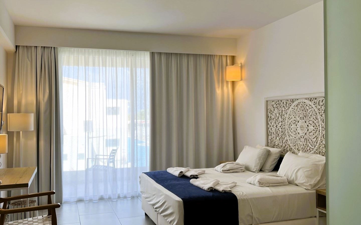 rooms-suite-junior-pool-view