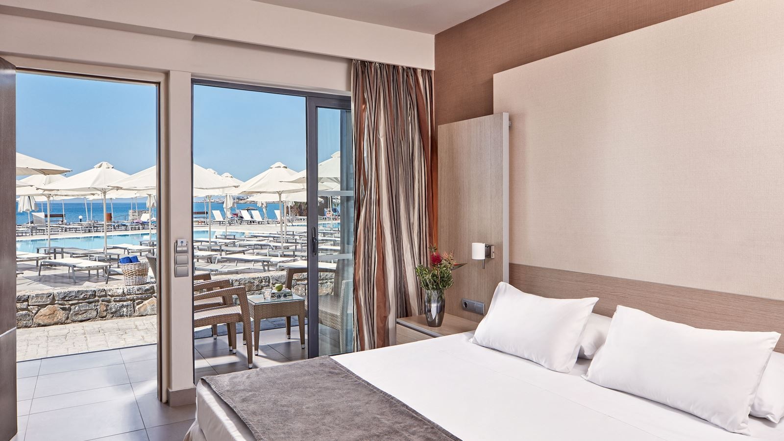 rooms-family-room-sea-view