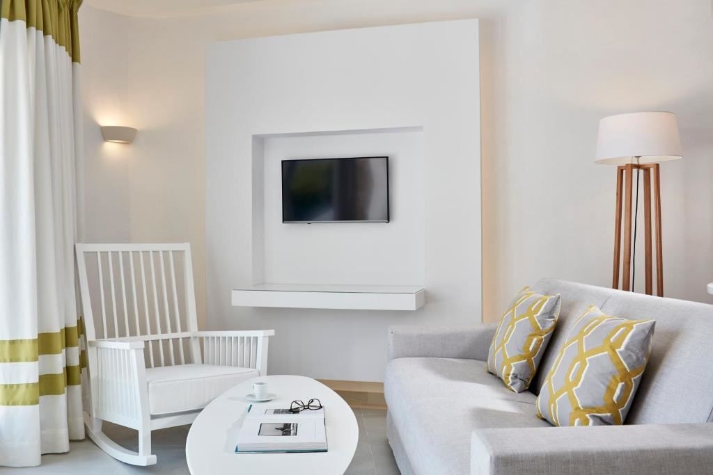 rooms-deluxe-suite-sea-view-with-indoor-jacuzzi