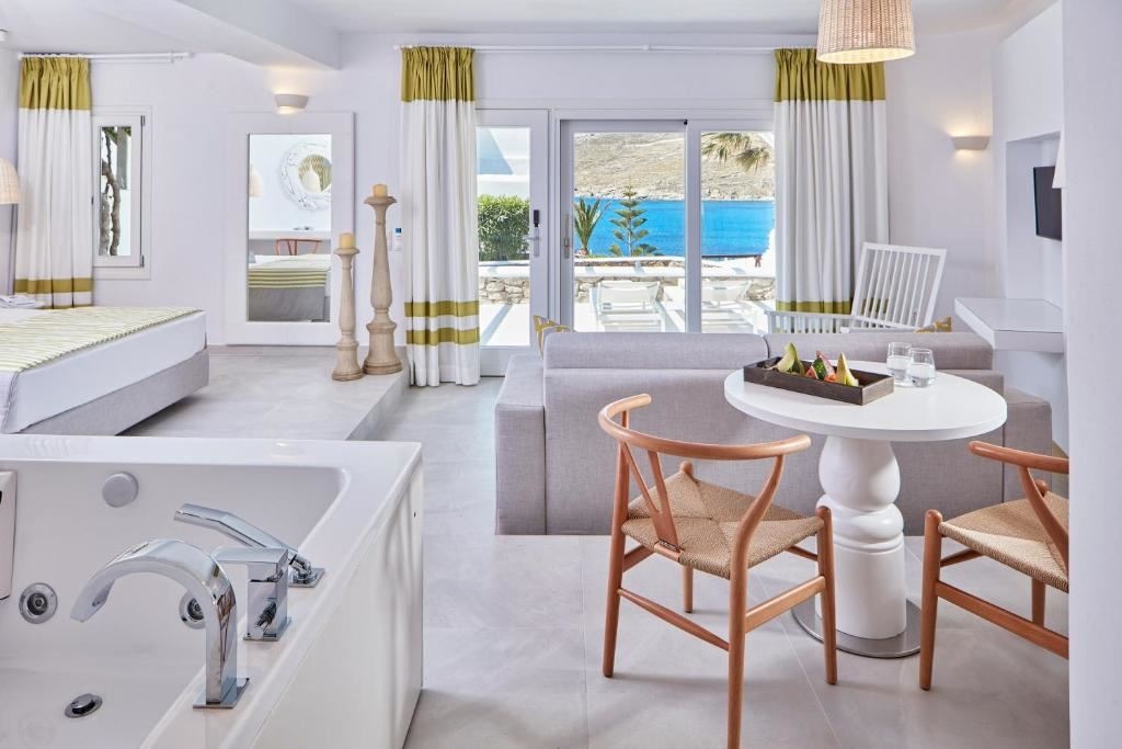 rooms-deluxe-suite-sea-view-with-indoor-jacuzzi