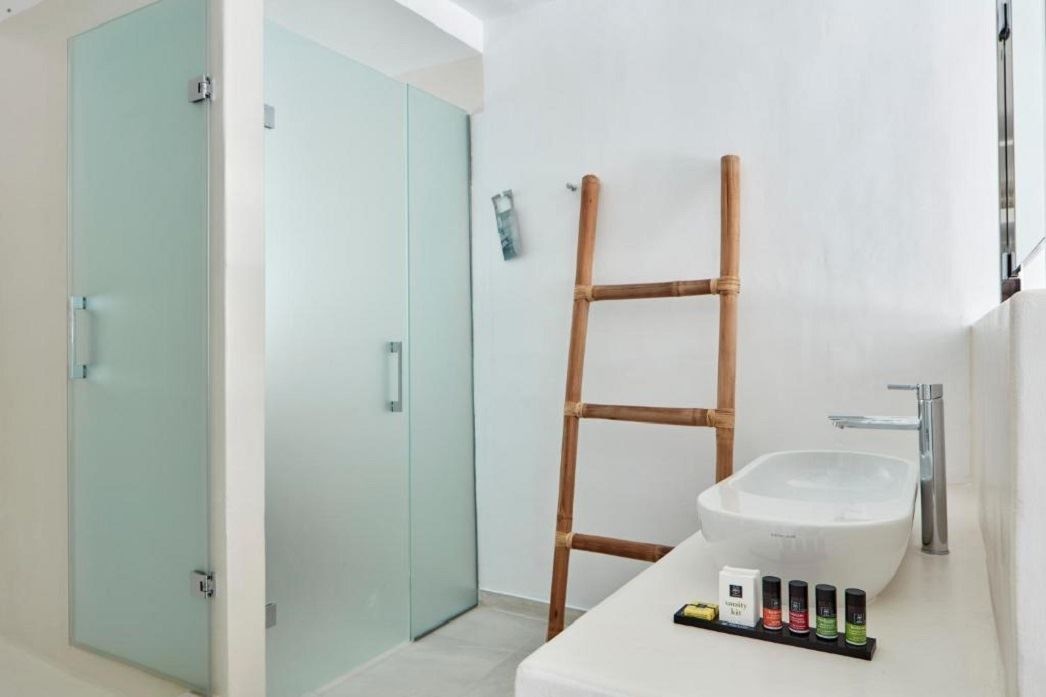 rooms-deluxe-suite-sea-view-with-indoor-jacuzzi