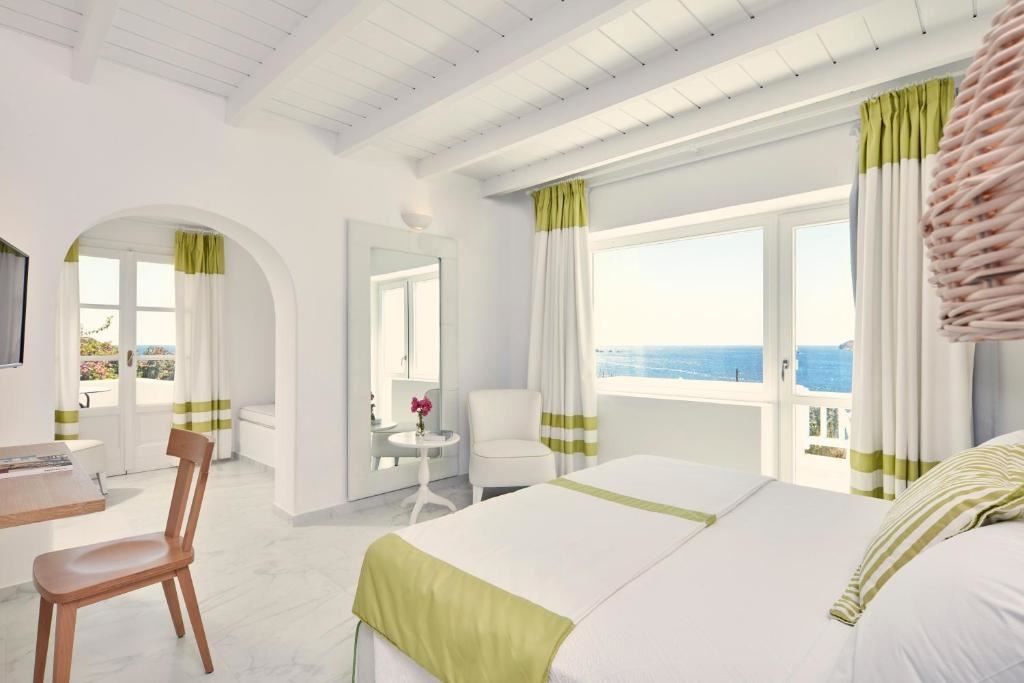 rooms-honeymoon-suite-sea-view-with-outdoor-jacuzzi