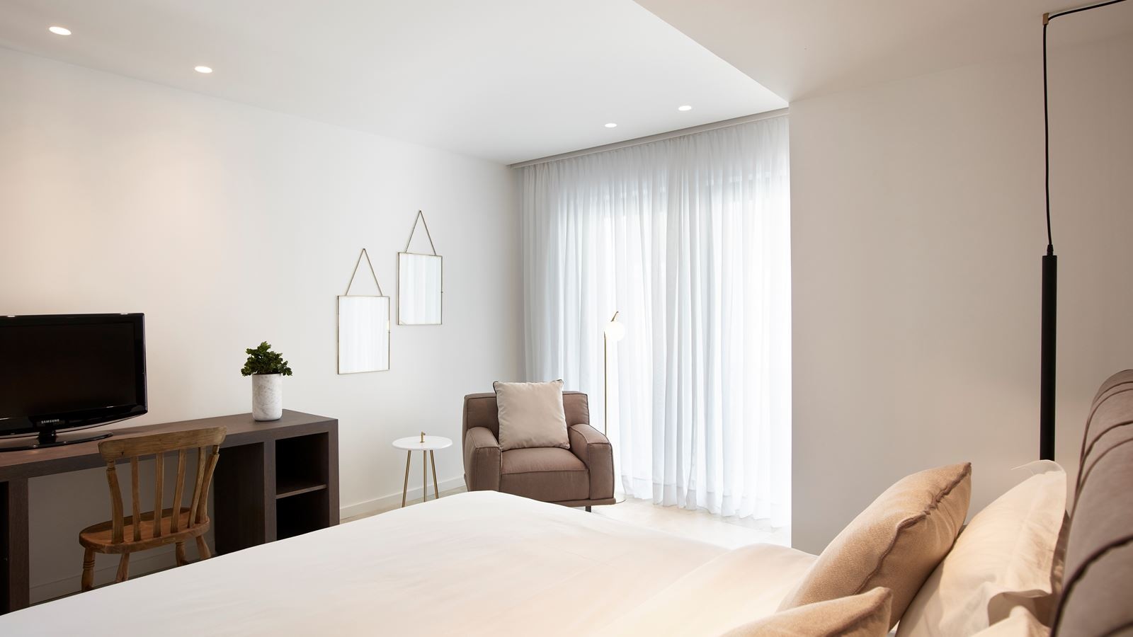 rooms-deluxe-double-room-land-or-pool-view