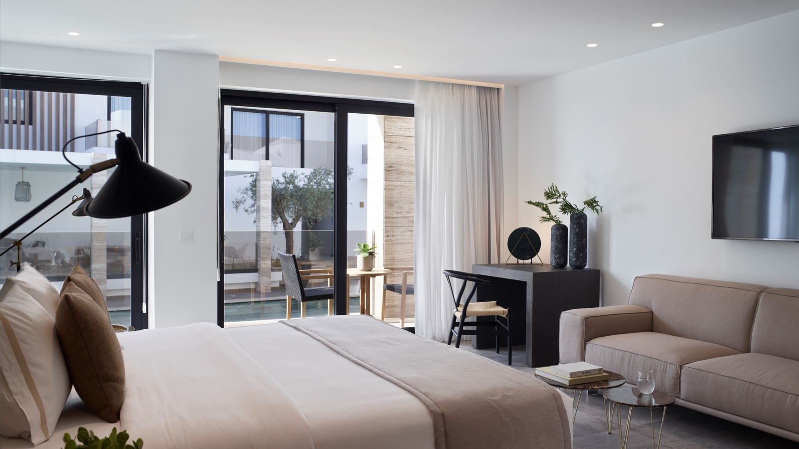 rooms-deluxe-suite-land-or-pool-view