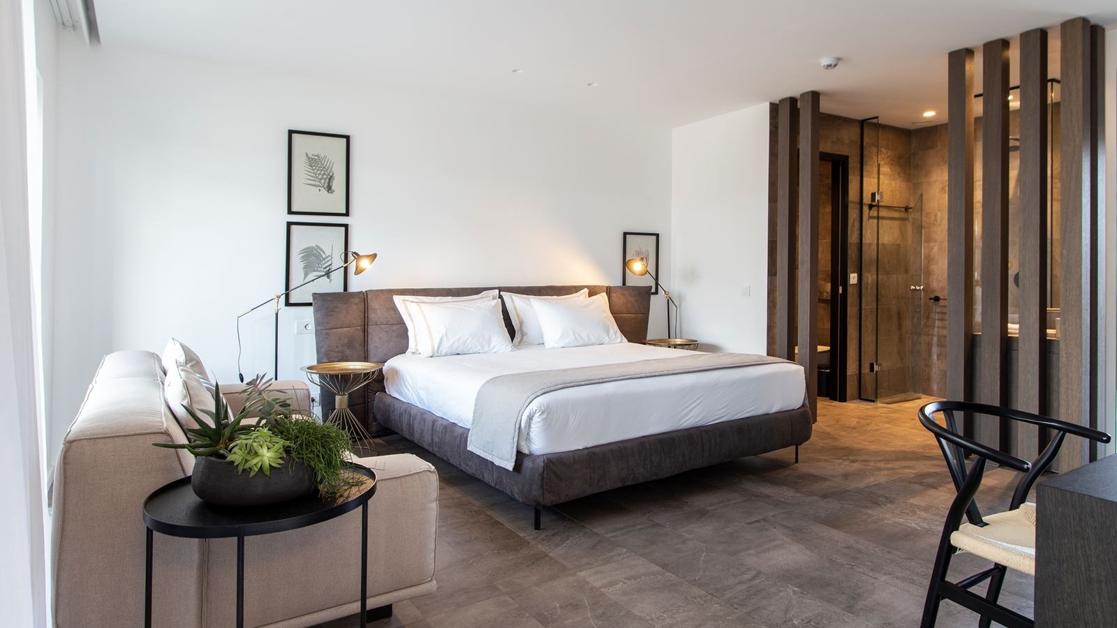 rooms-deluxe-suite-land-or-pool-view