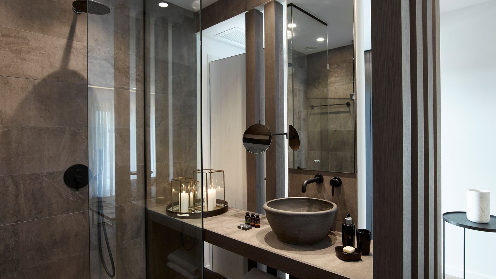 rooms-deluxe-suite-land-or-pool-view