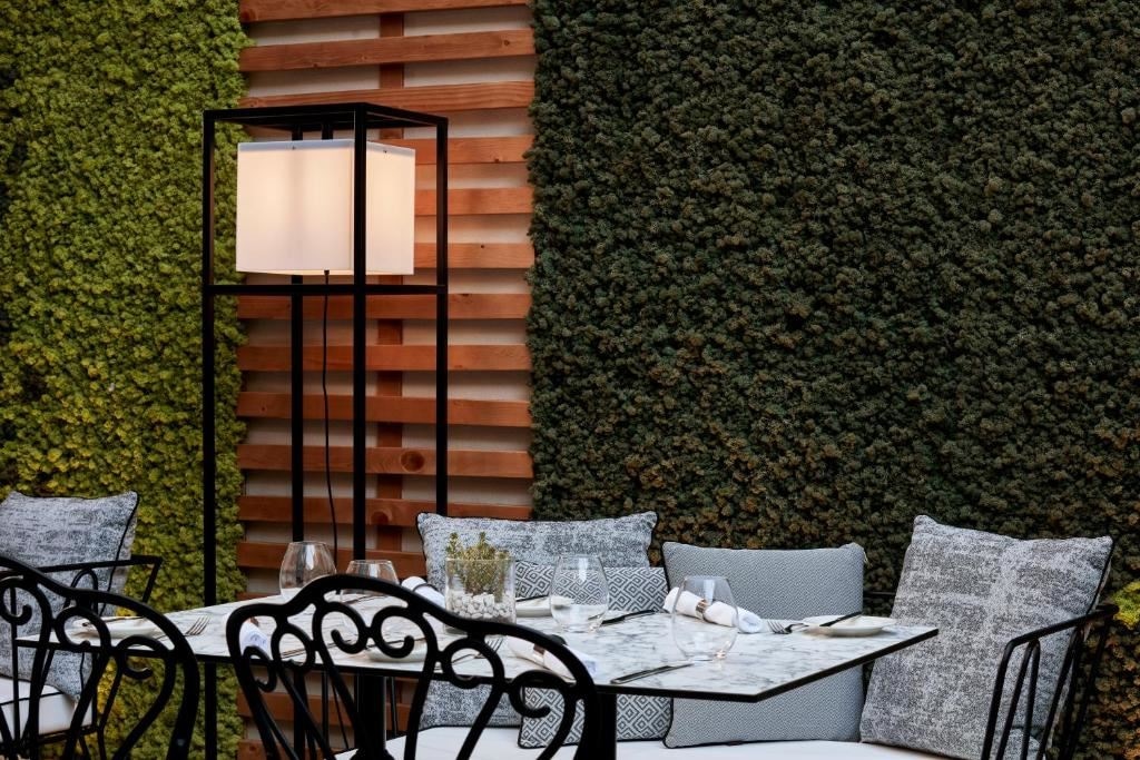 restaurants-veranda-lounge