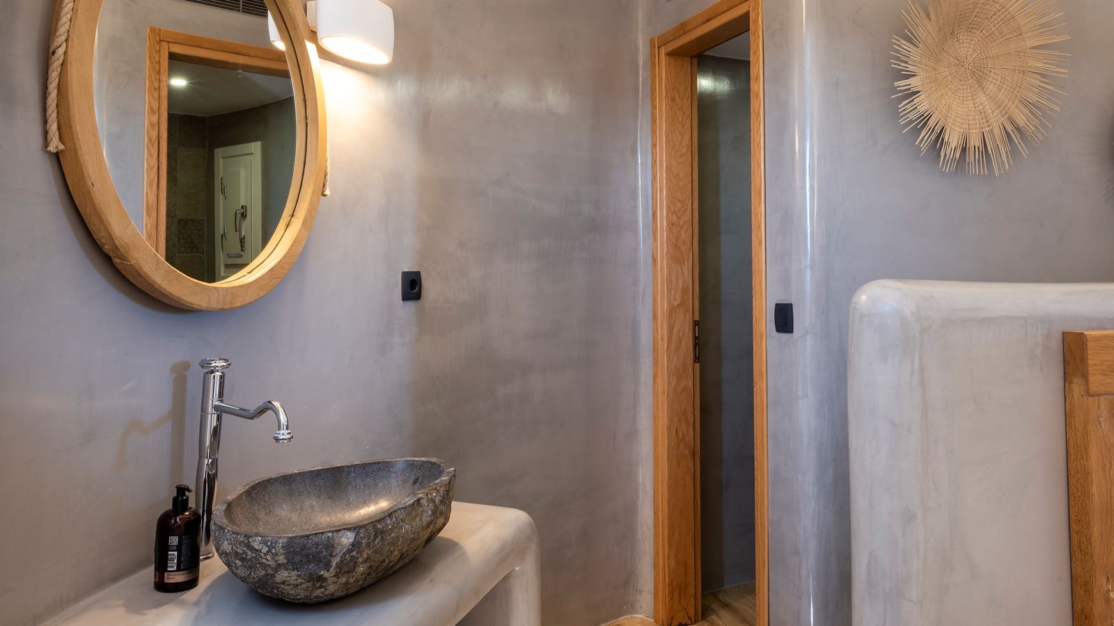 rooms-honeymoon-windmill-suite-with-shared-pool