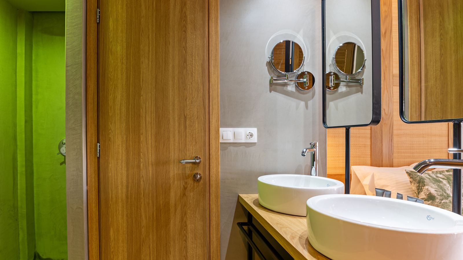 rooms-junior-suite-sharing-pool