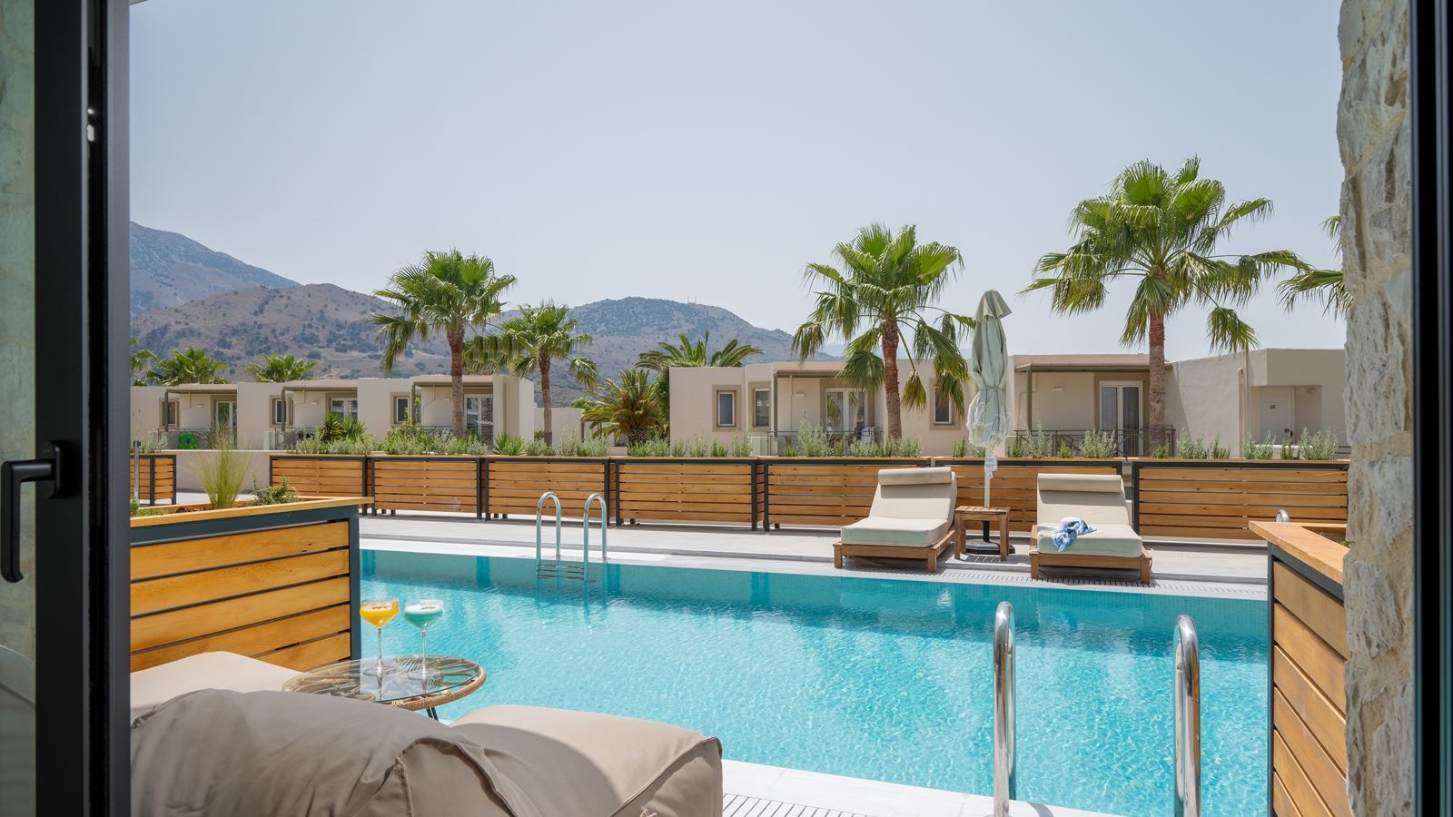 rooms-junior-suite-sharing-pool