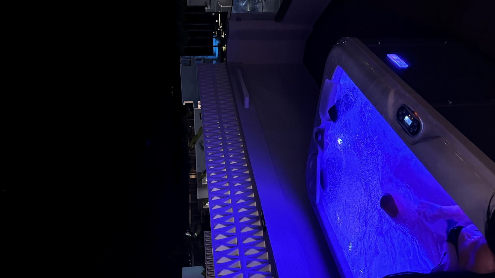 rooms-suite-deluxe-gardenview-jacuzzi