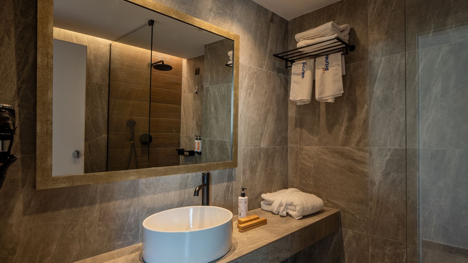 rooms-suite-deluxe-gardenview-jacuzzi