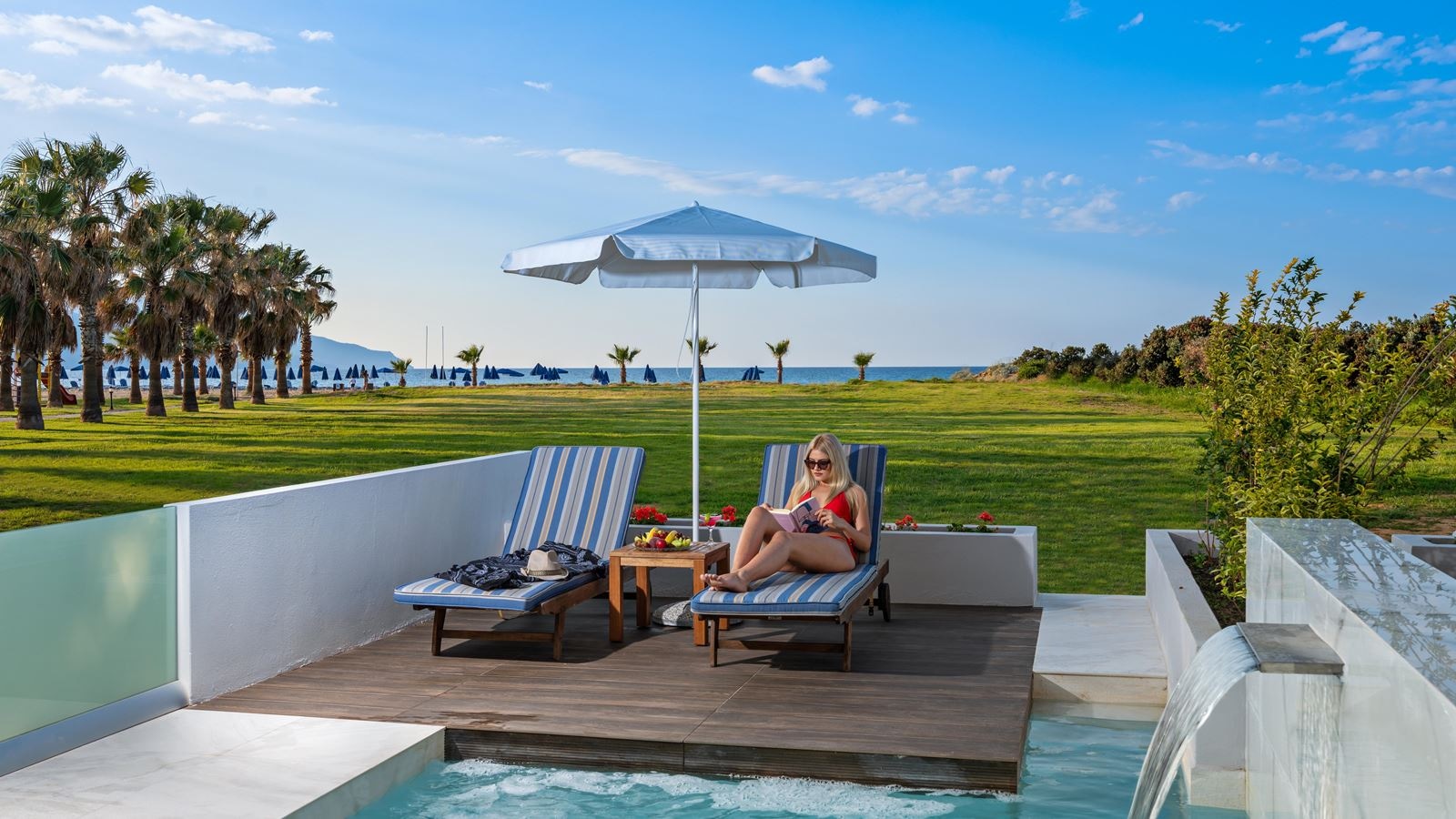 rooms-deluxe-spa-suite-side-sea-view