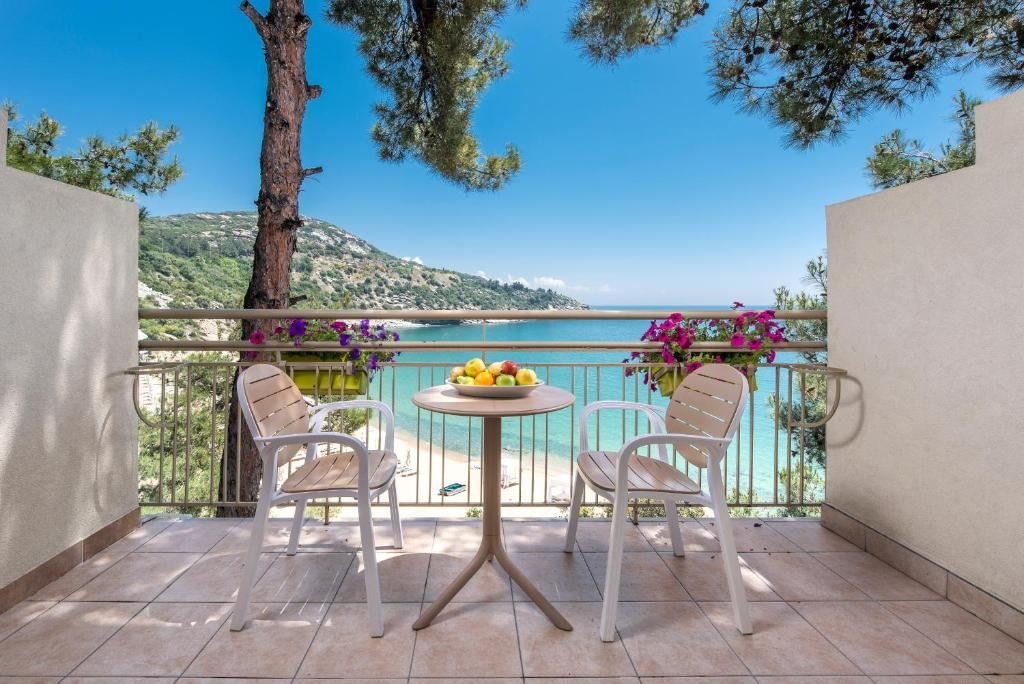 rooms-double--bunk-bed-sea-view-