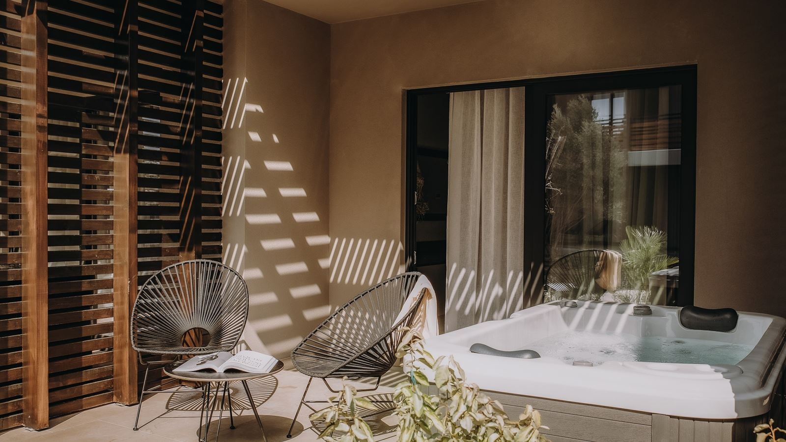 rooms-suite-with-jacuzzi-ground-floor-garden-view