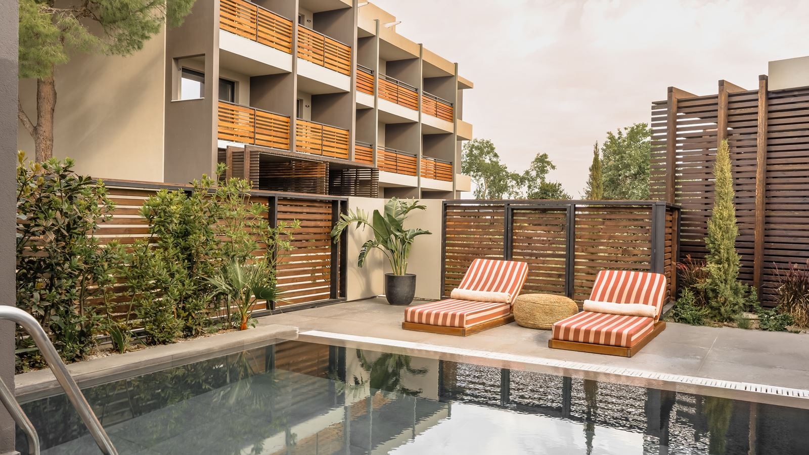 rooms-suite--with-private-pool-garden-view