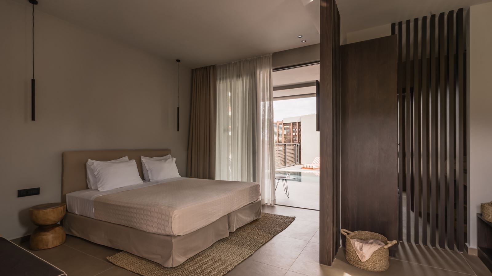 rooms-suite--with-private-pool-garden-view