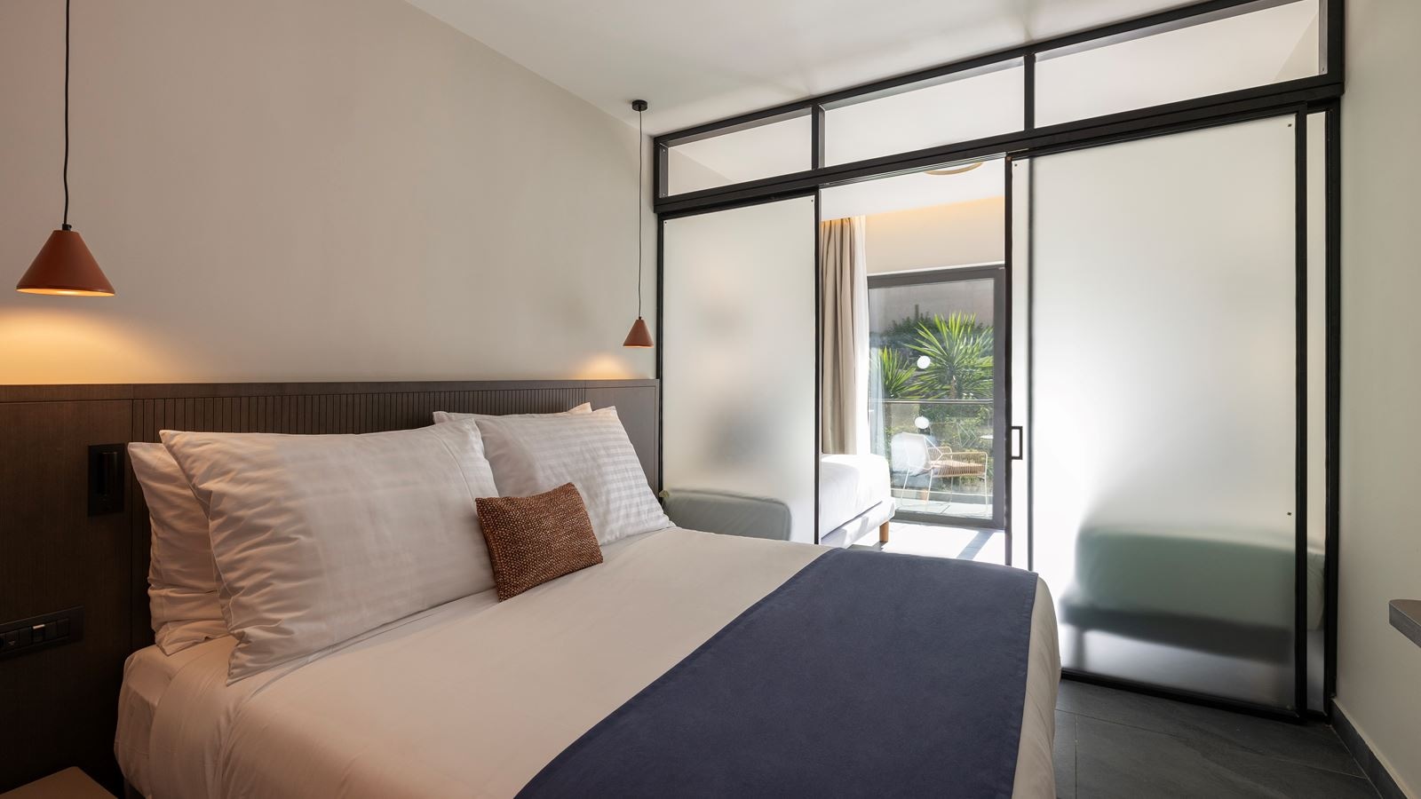 rooms-family-room-with-bunkbed-and-sliding-door-inland-view