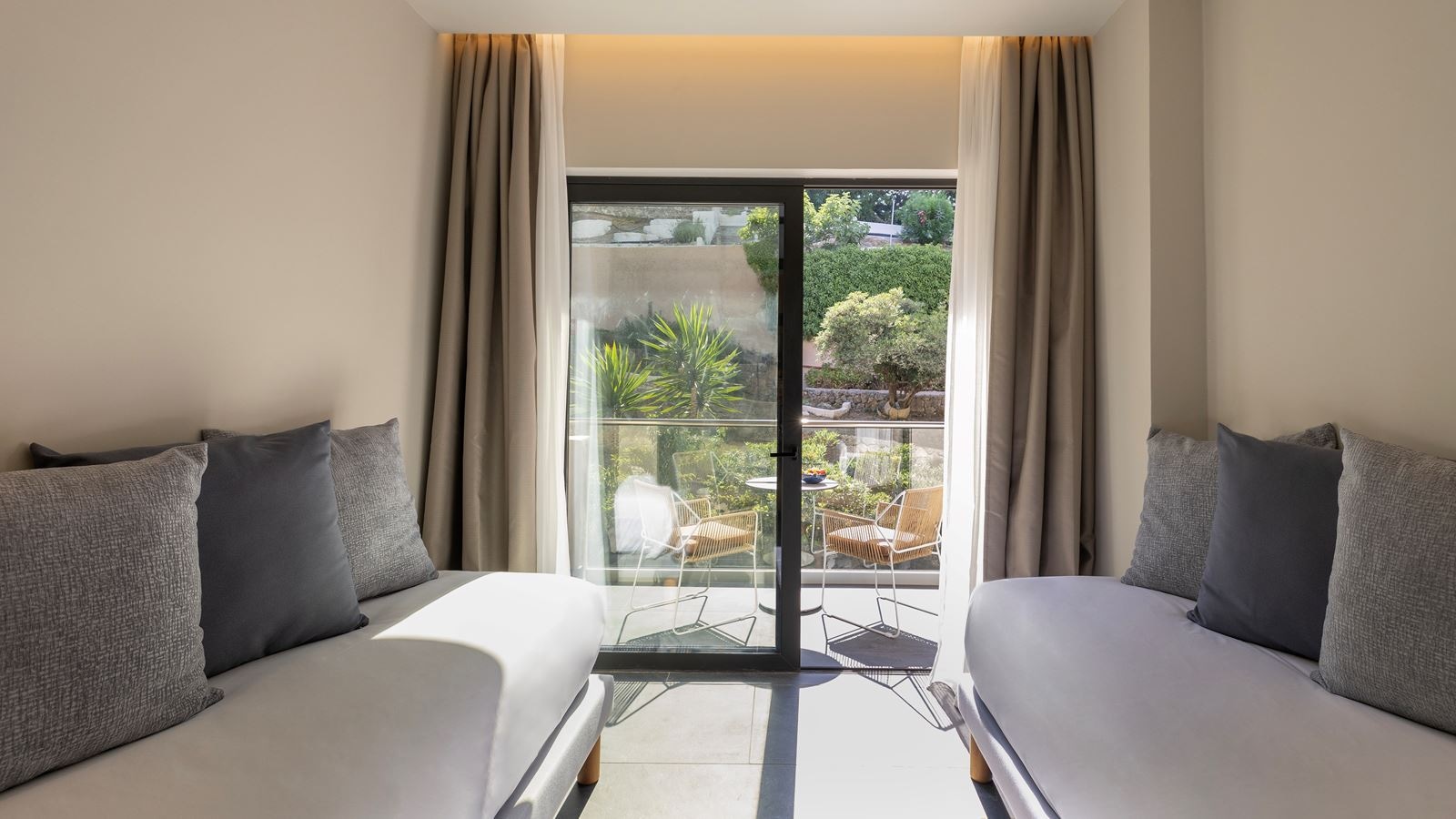 rooms-family-room-with-bunkbed-and-sliding-door-inland-view