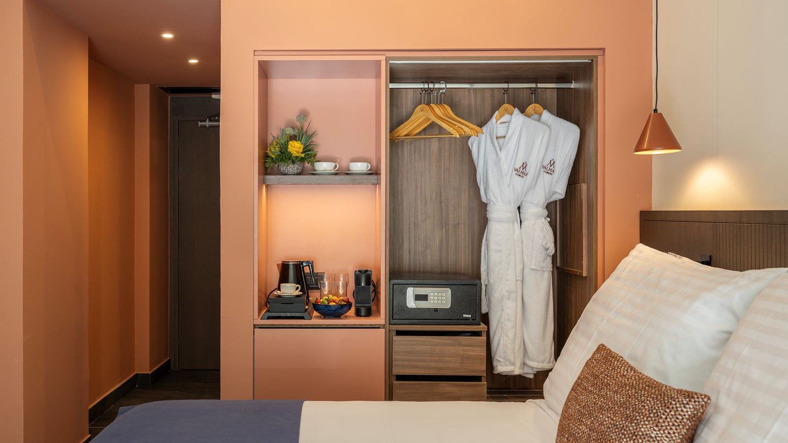 rooms-family-room-with-bunkbed-and-sliding-door-inland-view