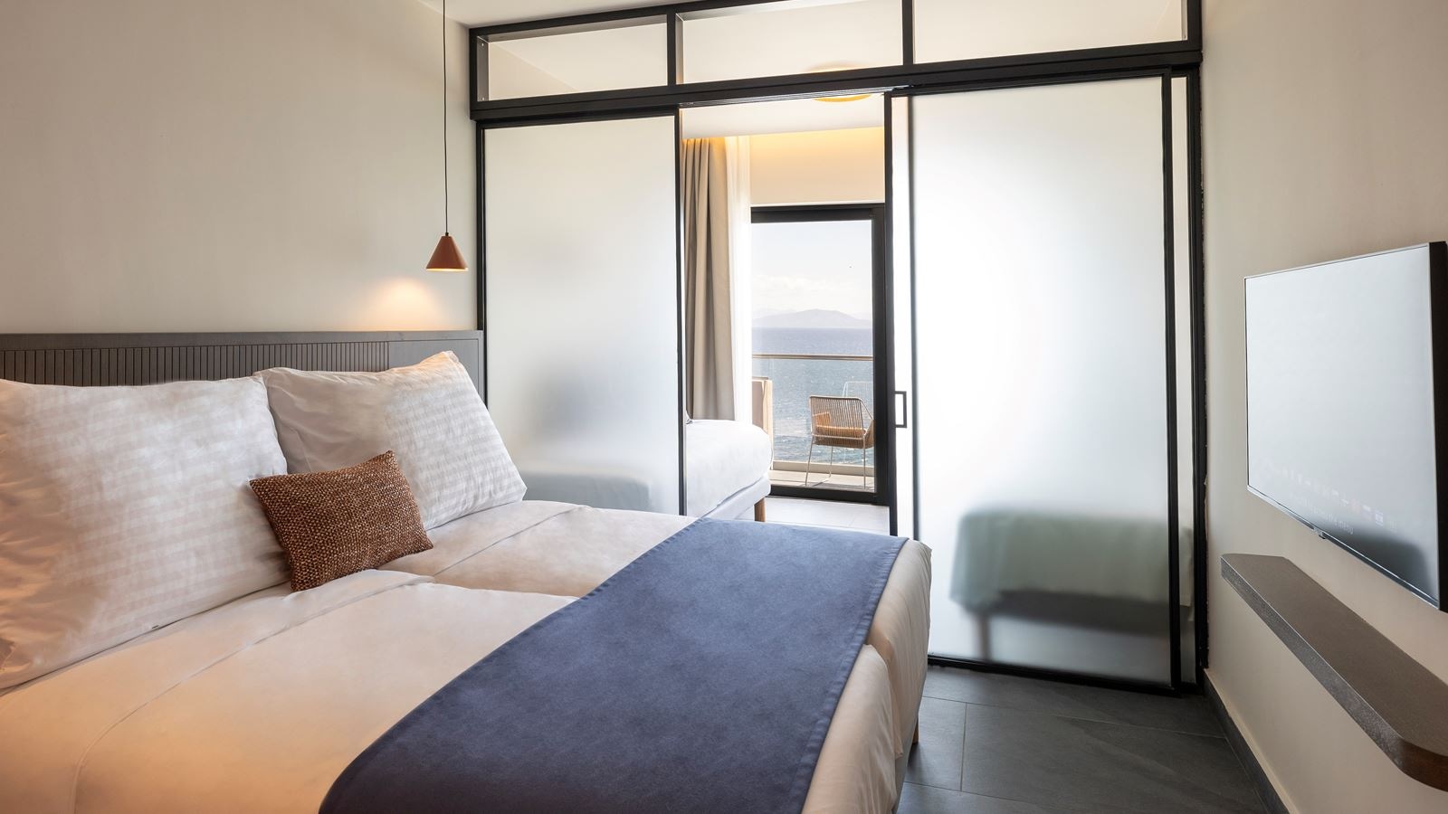 rooms-family-room-with-bunkbed-and-sliding-door-sea-view
