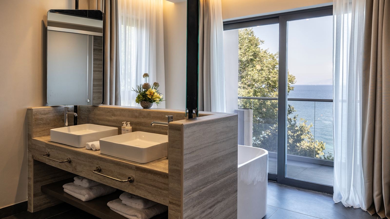 rooms-junior-suite-front-sea-view