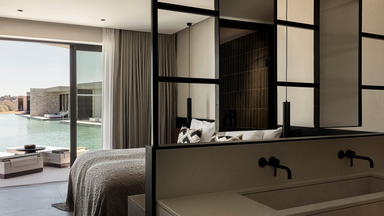 rooms-superior-suite-swim-up