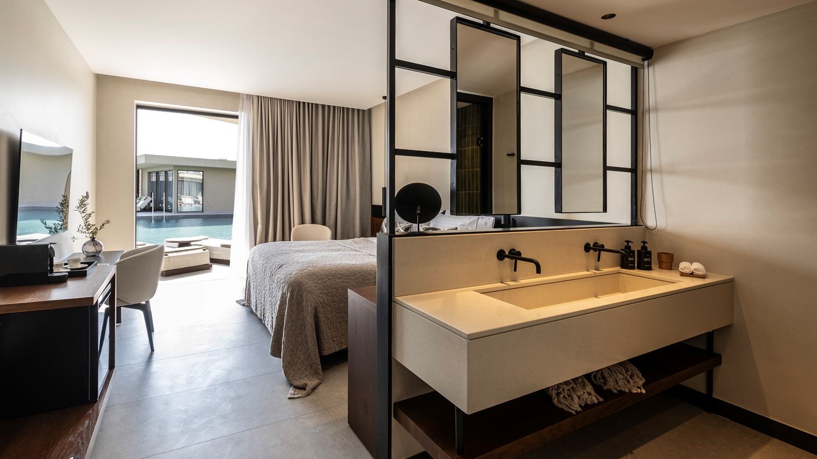 rooms-superior-suite-swim-up-partial-sea-view