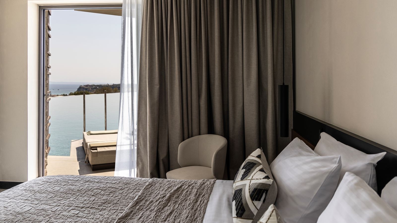 rooms-superior-suite-swim-up-partial-sea-view