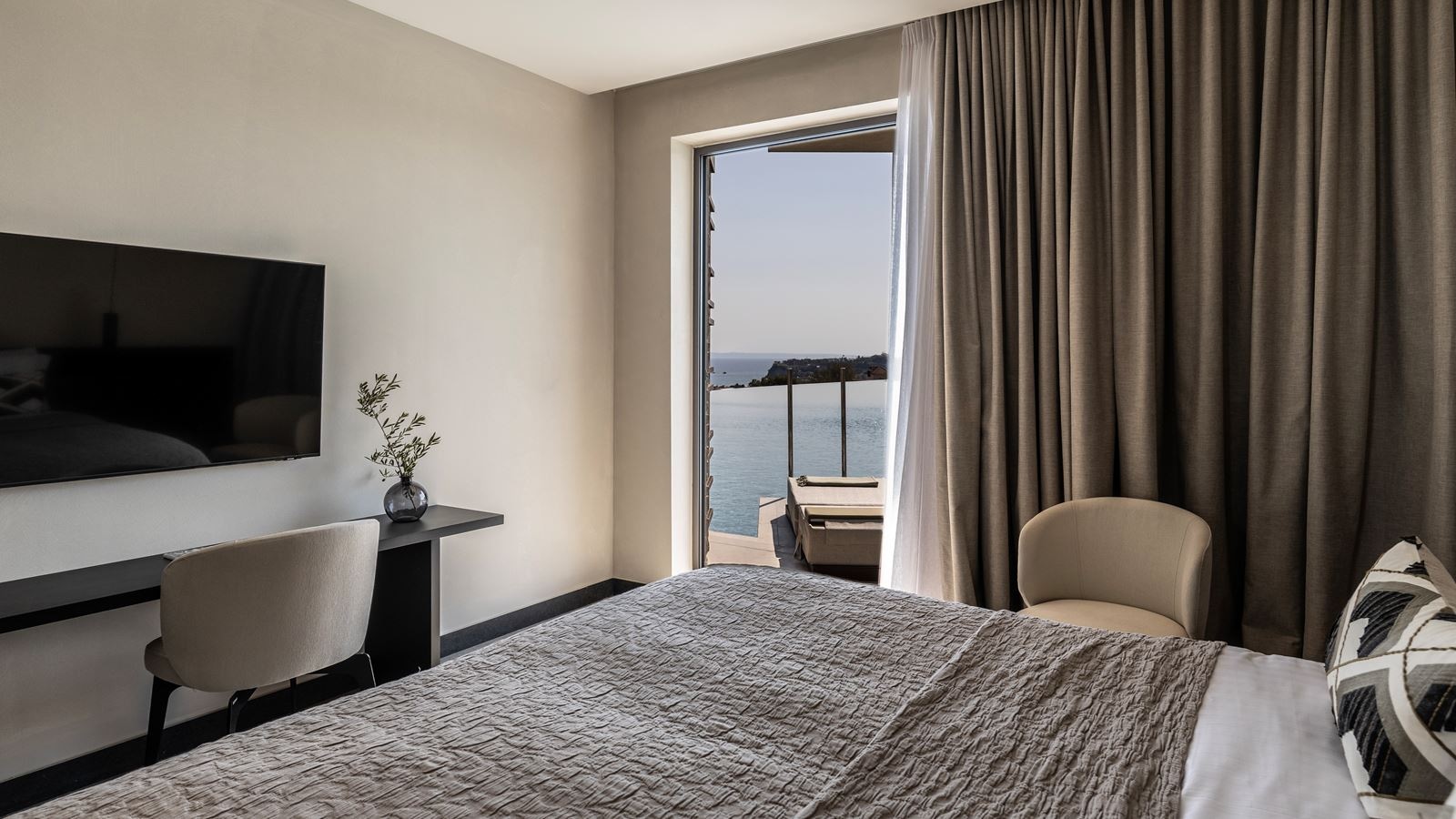 rooms-superior-suite-swim-up-partial-sea-view