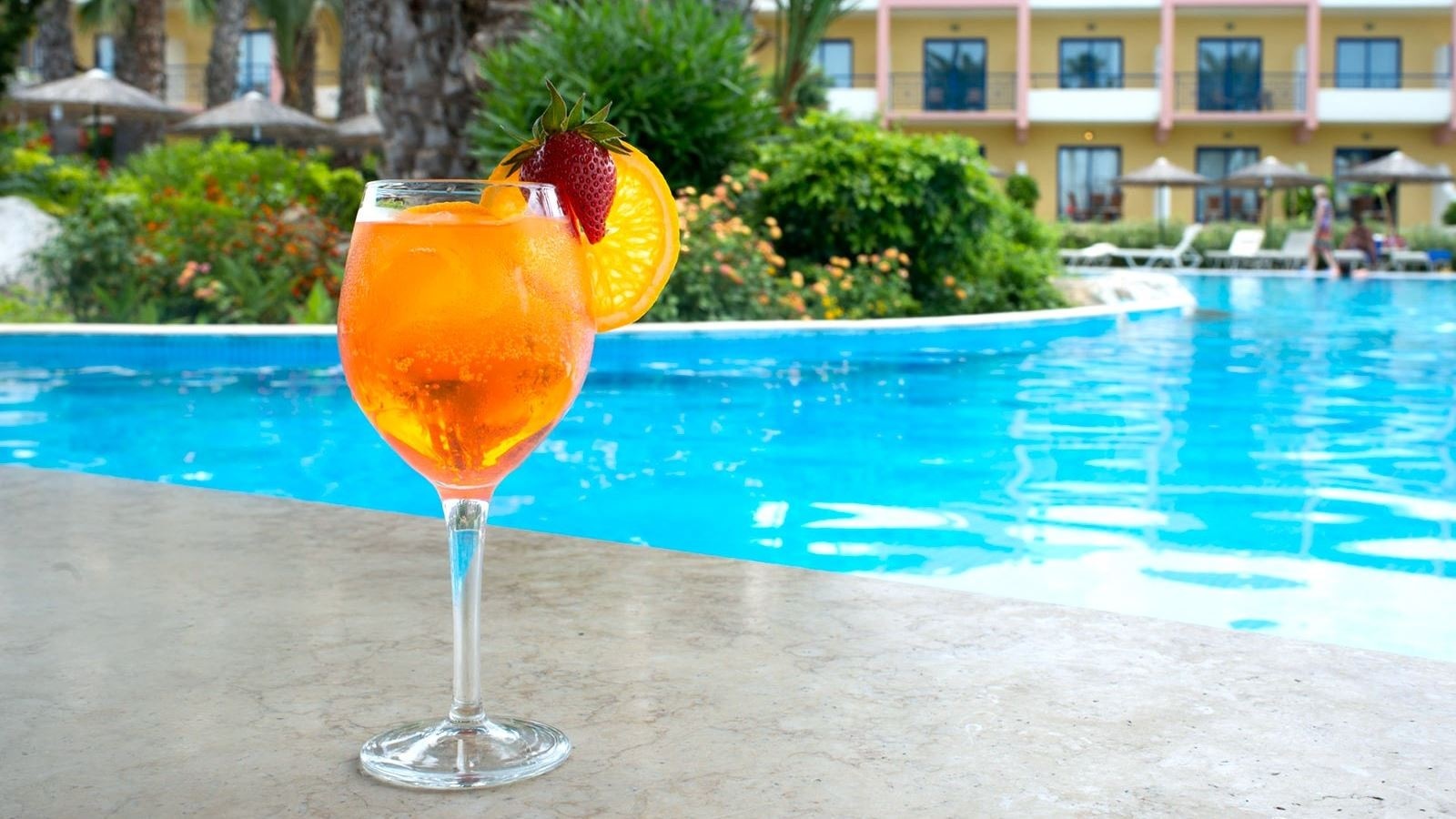 bars-amphibion-pool-bar