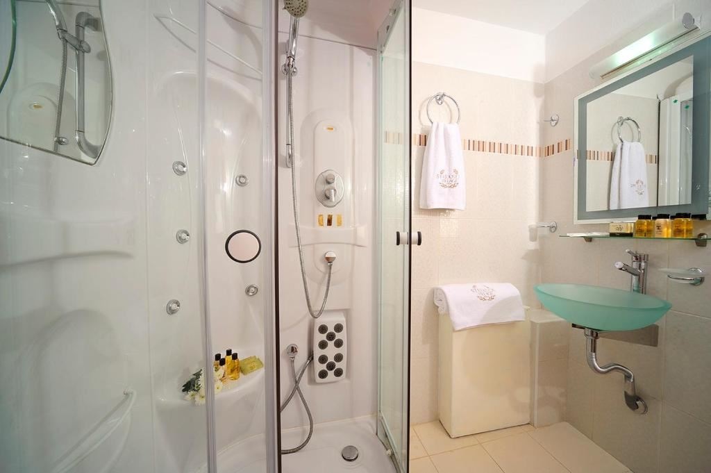 rooms-junior-suite-deluxe-with-outdoor-jacuzzi-panoramic-sea-view