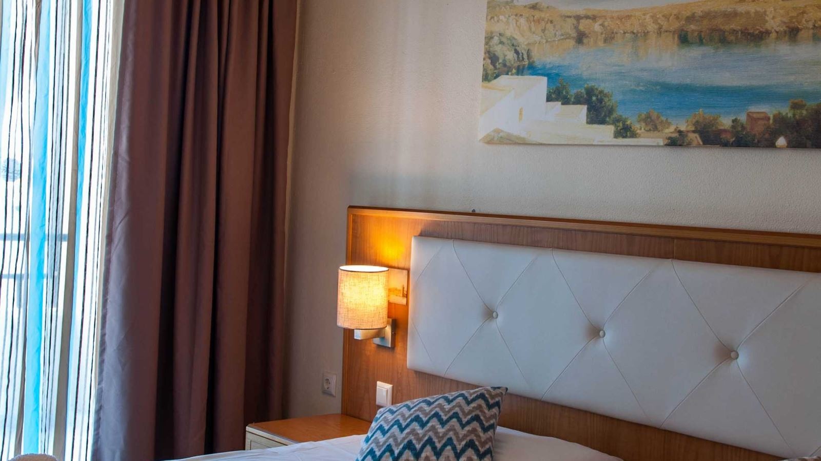 rooms-family-room-1-bedroom-with-balcony