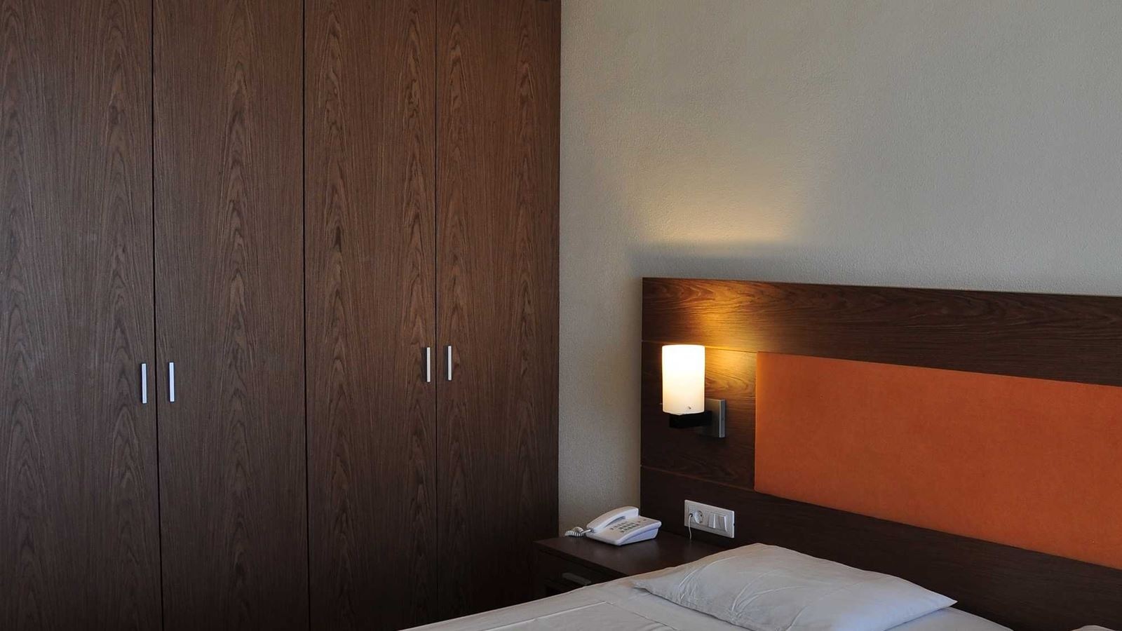 rooms-family-room-1-bedroom-with-balcony