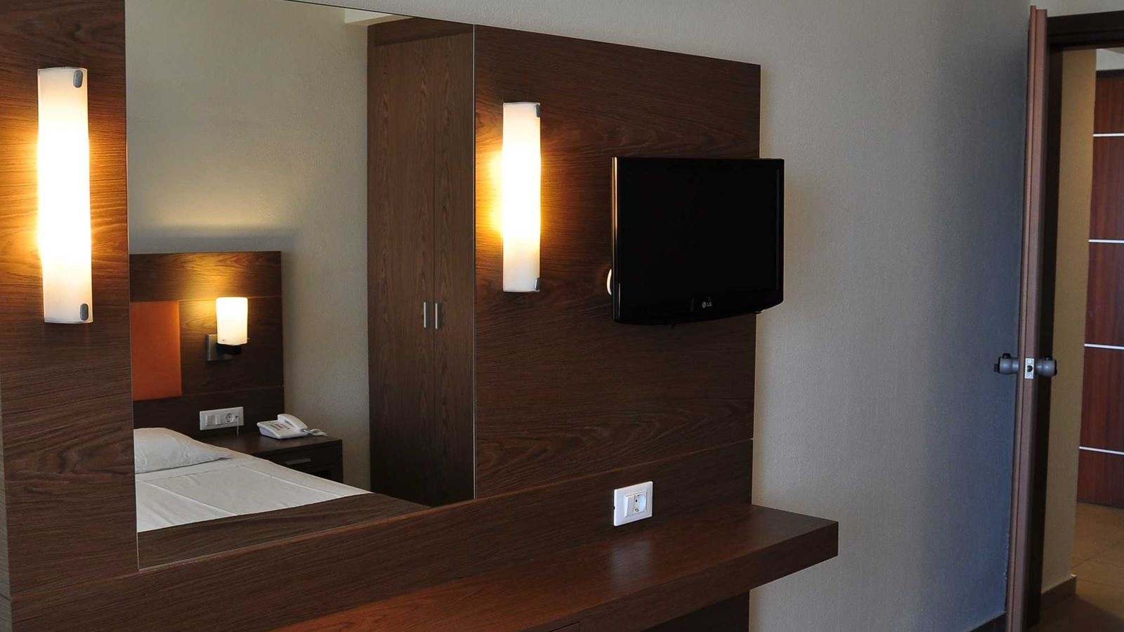 rooms-family-room-1-bedroom-with-balcony