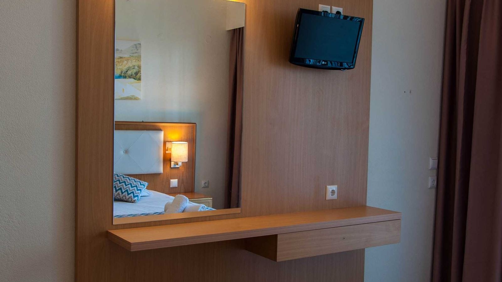 rooms-family-room-1-bedroom-with-balcony