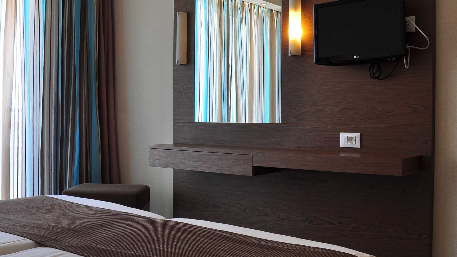 rooms-family-room-1-bedroom-with-balcony